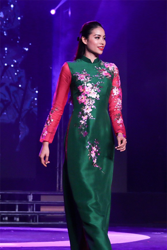 Phạm Hương mặt mộc đi trình diễn thời trang 0
