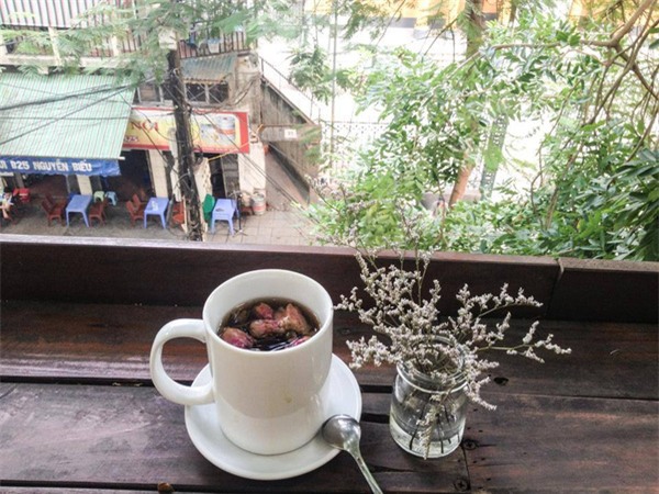 Khung cửa sổ tràn ngập ánh nắng. Ảnh: Tripadvisor.