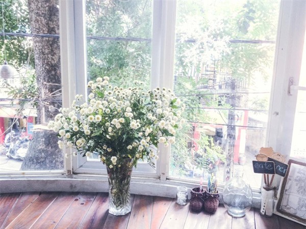 Khung cửa sổ tràn ngập ánh nắng. Ảnh: Tripadvisor.