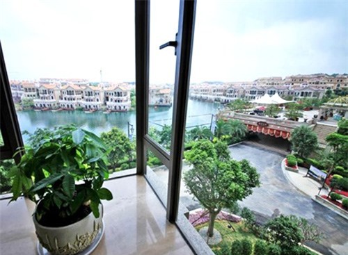 Tránh tối đa việc mở cửa sổ hướng thẳng về phía con đường thẳng và dài.