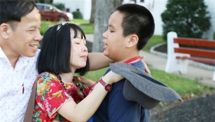 Giây phút chia tay bố mẹ, một mình Nam ở lại nước Mỹ.