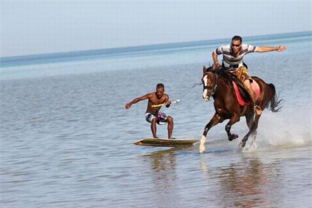 cuoi nga nghieng voi khoanh khac "kho do" hinh anh 5