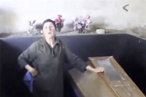 Người mẹ tận tụy chăm sóc xác con suốt 18 năm