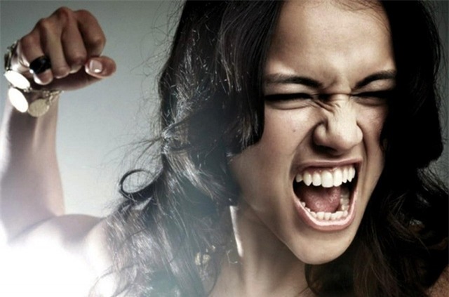 Tôi thường xuyên sống trong sự ghen tuông, nhớ lại những kỷ niệm ngọt ngào với chồng cũ. Ảnh minh họa