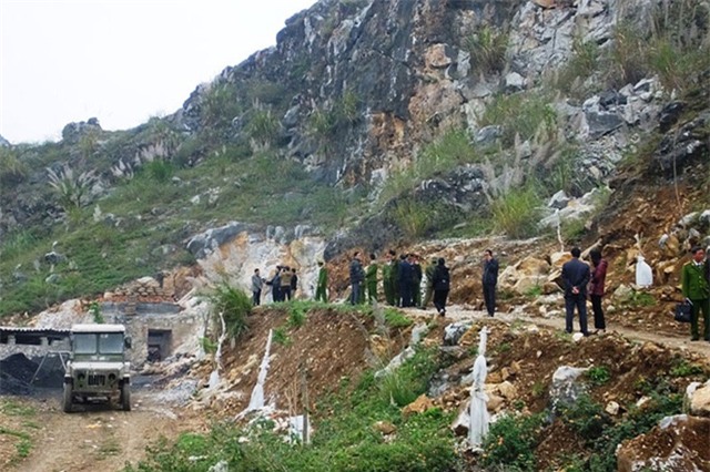 vu ngat khi lo voi: thi the hai con gai cung om chat cha - 1