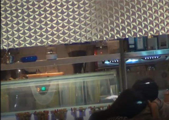 HOT: Cường Đôla 'hun nát môi' Hạ Vi ngay giữa chốn công cộng!