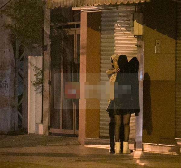 Đầu năm 2014, như mọi khi cả hai tham dự một buổi ra mắt phim ở TP.HCM, sau đó đi ăn tối, uống nước và tới quán pub cùng bạn bè trong giới. Đến nửa đêm, chỉ còn Chi Pu và Gil Lê ra về.