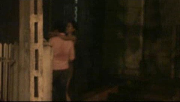 Đến đầu ngõ gần nhà, cánh săn ảnh đi theo đã bắt gặp Mai Phương Thúy âu yếm ôm vai bá cổ Benny Ng. Trước đó tại các sự kiện giải trí, cả hai chỉ dừng lại ở mức độ thì thầm trò chuyện với nhau.