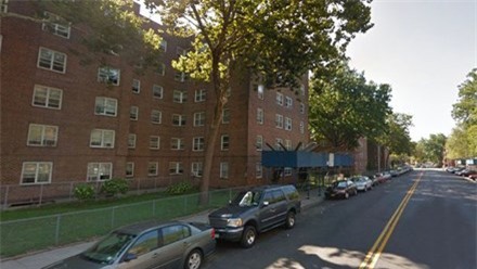 Bên ngoài căn hộ xảy ra án mạng. Ảnh: Mirror