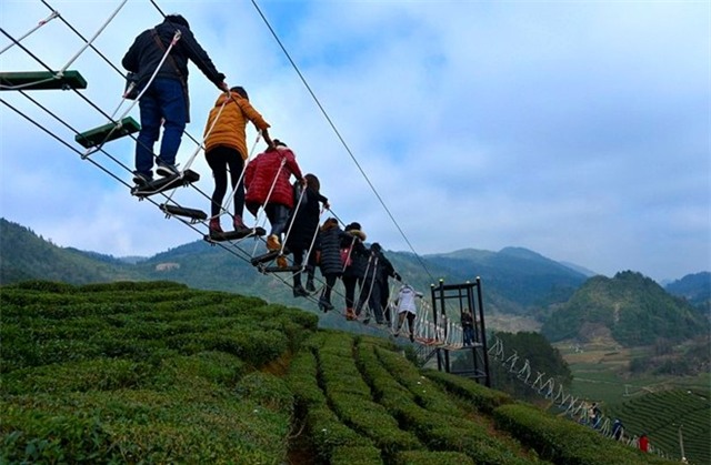 Cầu không đáy hút khách bạo gan ở Trung Quốc