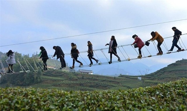 Cầu không đáy hút khách bạo gan ở Trung Quốc