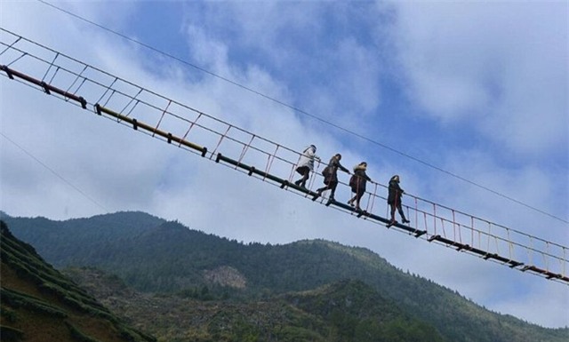Cầu không đáy hút khách bạo gan ở Trung Quốc