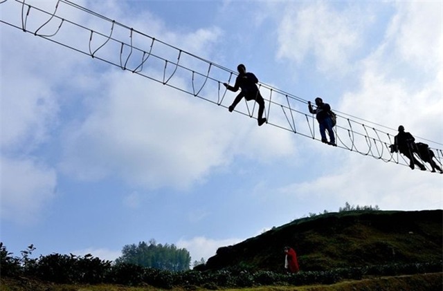 Cầu không đáy hút khách bạo gan ở Trung Quốc