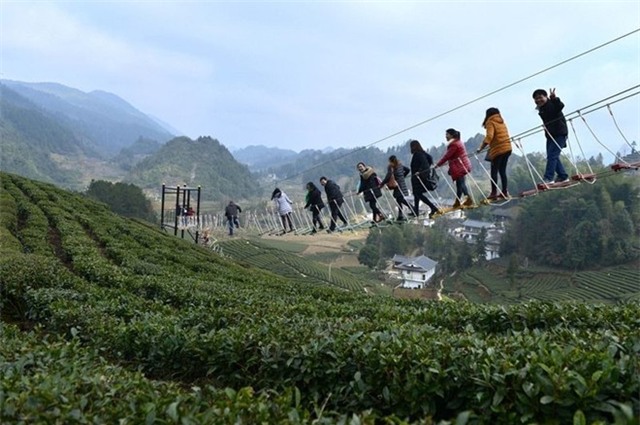 Cầu không đáy hút khách bạo gan ở Trung Quốc