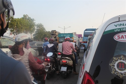 xe biển đỏ, gây tai nạn, liên hoàn, ùn tắc