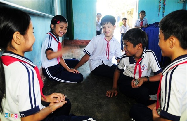 Khát vọng học tập của cậu bé viết chữ bằng chân