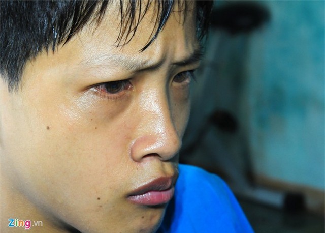 Khát vọng học tập của cậu bé viết chữ bằng chân