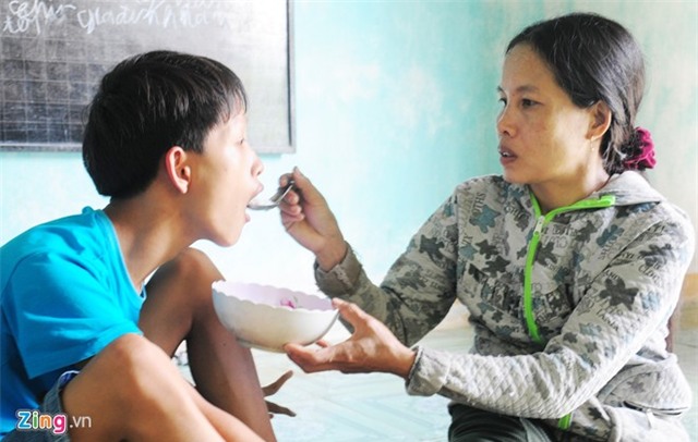 Khát vọng học tập của cậu bé viết chữ bằng chân