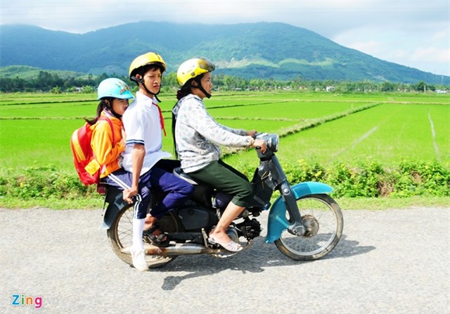 Khát vọng học tập của cậu bé viết chữ bằng chân