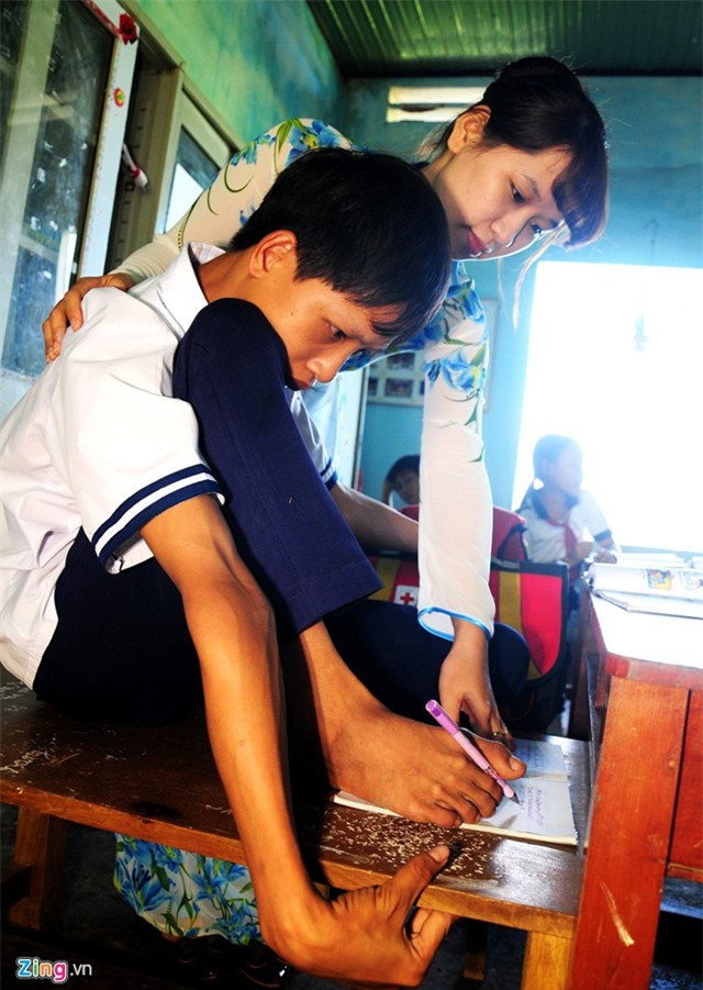 Khát vọng học tập của cậu bé viết chữ bằng chân