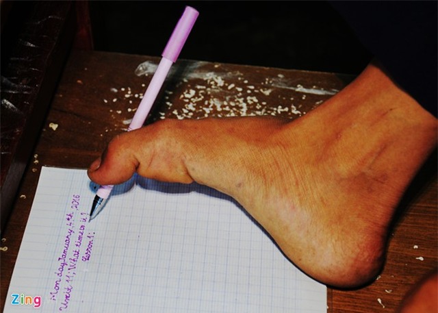 Khát vọng học tập của cậu bé viết chữ bằng chân