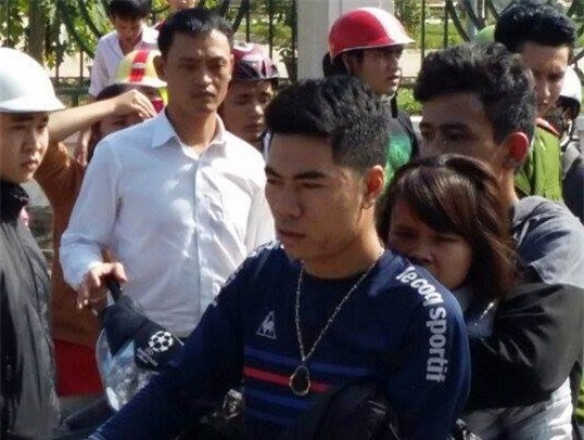 Phút giải cứu thiếu nữ trước mũi dao người tình