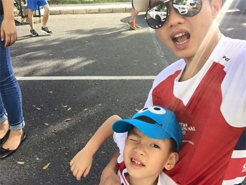 Hình ảnh Cường đô la làm cha đảm mặc Hà Hồ hẹn hò với người tình số 3