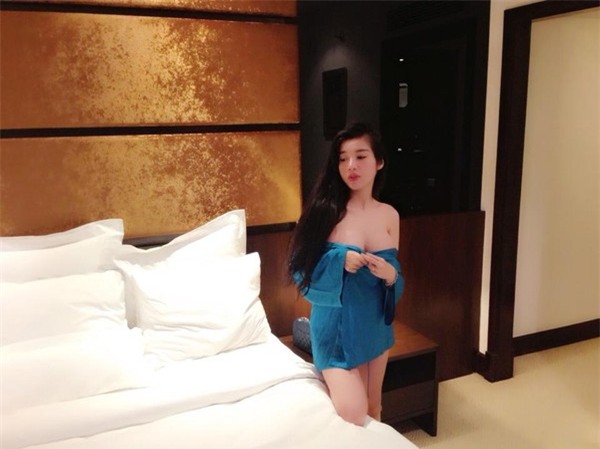 Ngỡ ngàng vì vóc dáng mảnh mai của Elly Trần khi mang thai 6