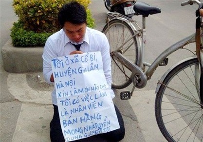 Quỳ gối để xin việc hay ăn mày lòng thương hại?