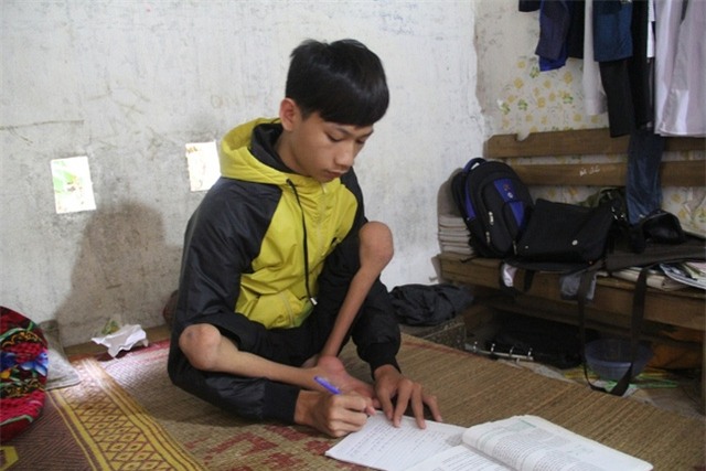 Mậu phải lấy giường làm bàn học trong phòng trọ chật chội