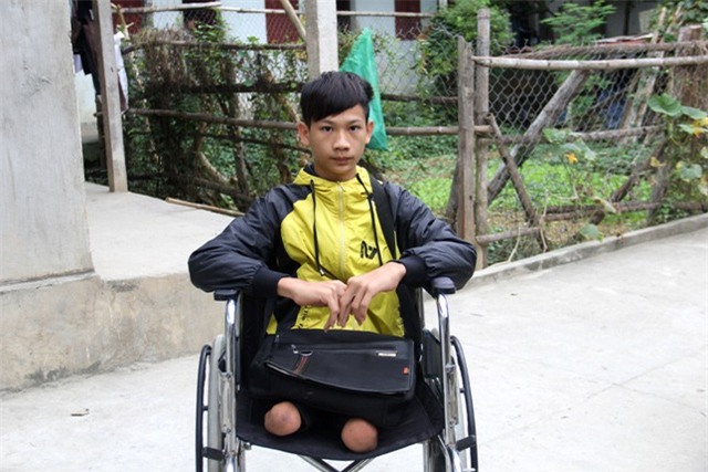 Con đường tới trường của Mậu đỡ vất vả hơn khi có chiếc xe lăn làm bạn đồng hành