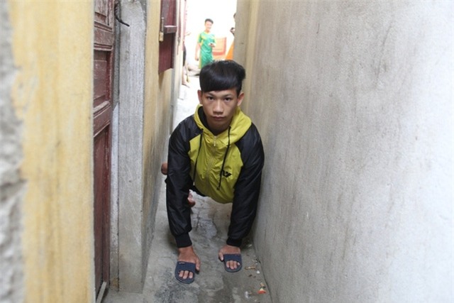 Đường vào phòng trọ quá hẹp không đủ lọt xe lăn, Mậu phải tự “bò” ra ngoài sân để đi học