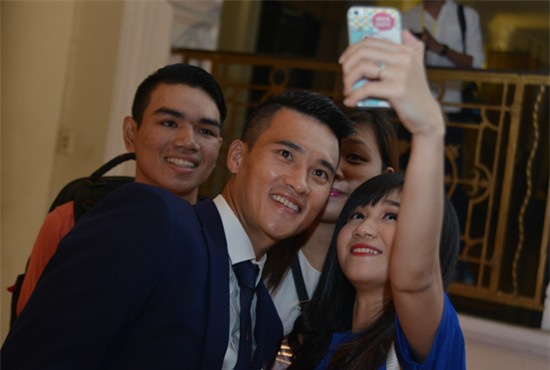 Công Vinh, Tú Linh, quả bóng vàng, fan nữ MU xinh nhất Việt Nam