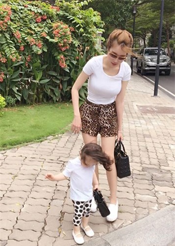 ngam-vong-eo-than-thanh-cua-hot-girl-elly-tran-blogtamsuvn02