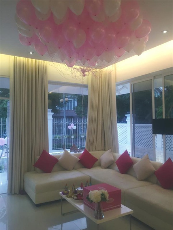 Cận cảnh tiệc sinh nhật màu hồng của con gái Thủy Tiên - Công Vinh - Ảnh 2.