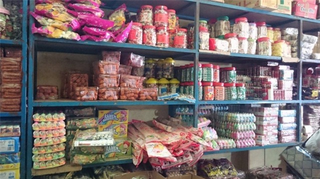 Các loại bánh kẹo được bán tại đại lý Hằng Thức (ảnh: Mộc Miên).
