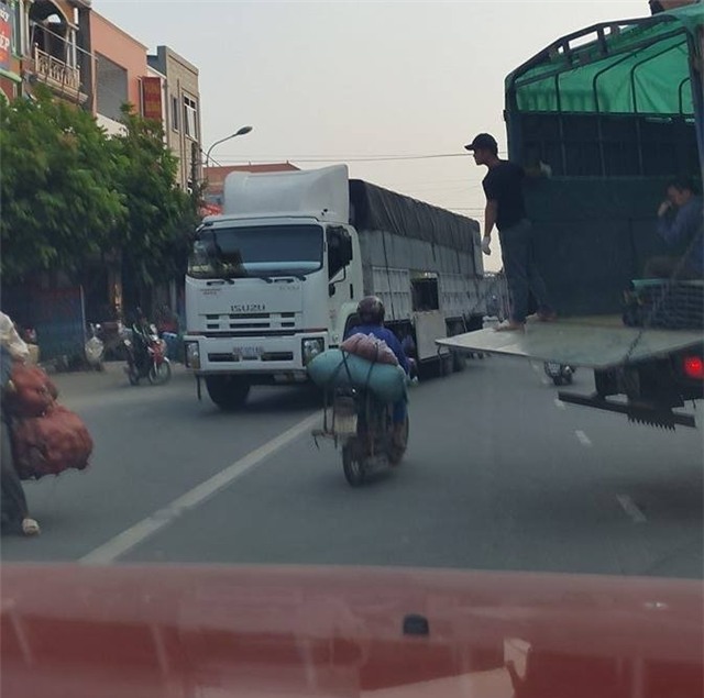 Các loại xe tải lớn chở hàng ở Thị trấn Thổ Tang (ảnh: Mộc Miên).