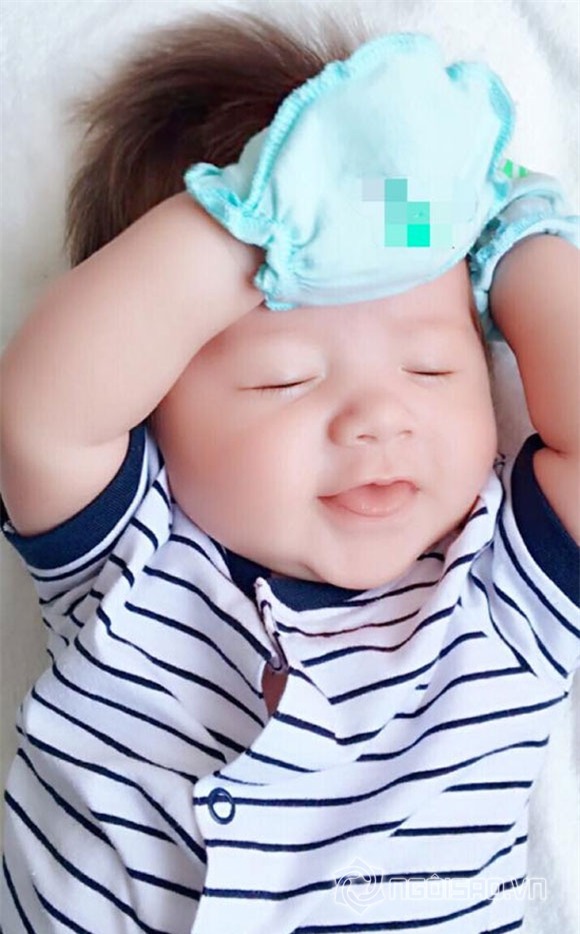 Elly Trần khoe cận mặt bé Alfie 1