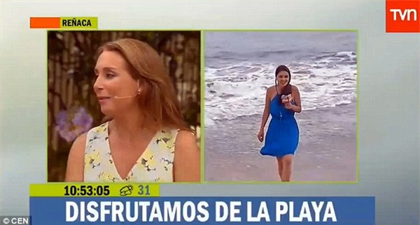 Nữ phóng viên xinh đẹp bị sóng đánh tụt bikini trên sóng truyền hình - Ảnh 1.