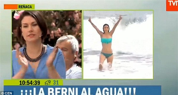 Nữ phóng viên xinh đẹp bị sóng đánh tụt bikini trên sóng truyền hình - Ảnh 3.