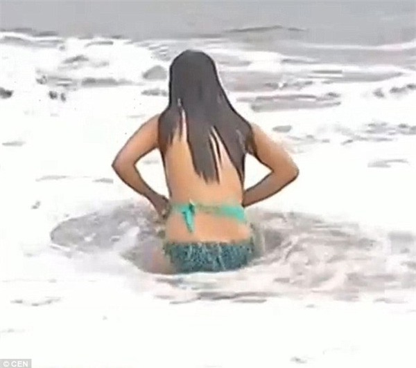 Nữ phóng viên xinh đẹp bị sóng đánh tụt bikini trên sóng truyền hình - Ảnh 4.