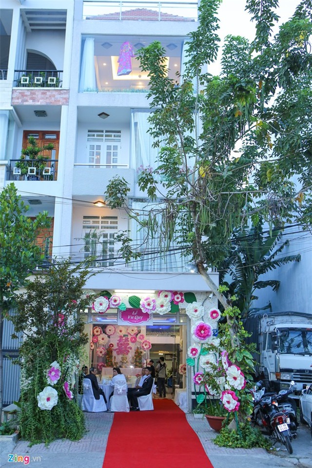 Ông xã Vân Trang diện áo dài truyền thống trong lễ vu quy