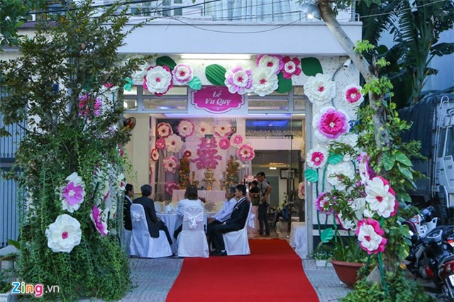 Ông xã Vân Trang diện áo dài truyền thống trong lễ vu quy