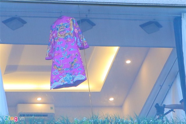 Ông xã Vân Trang diện áo dài truyền thống trong lễ vu quy