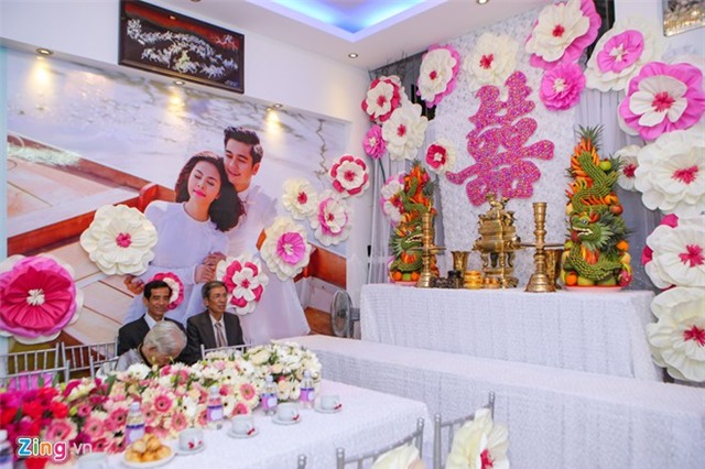 Ông xã Vân Trang diện áo dài truyền thống trong lễ vu quy