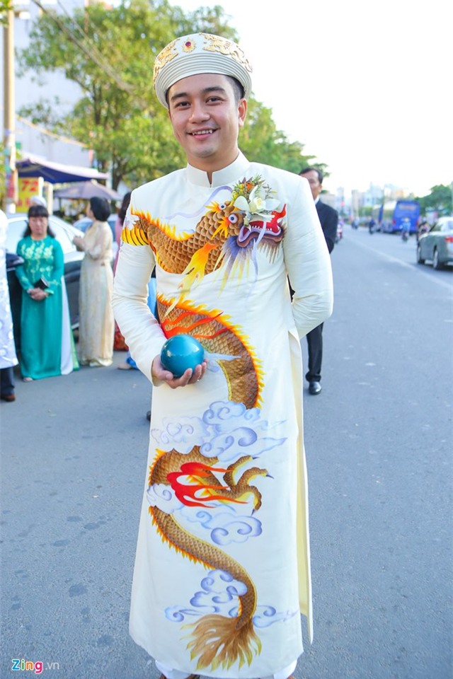 Ông xã Vân Trang diện áo dài truyền thống trong lễ vu quy