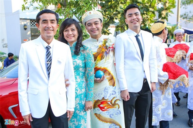 Ông xã Vân Trang diện áo dài truyền thống trong lễ vu quy