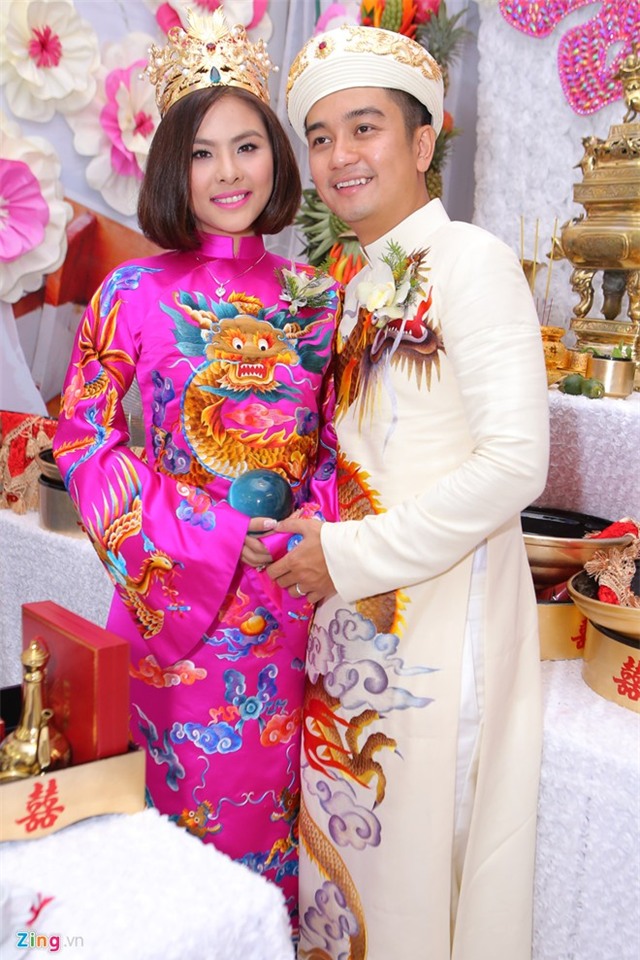 Ông xã Vân Trang diện áo dài truyền thống trong lễ vu quy