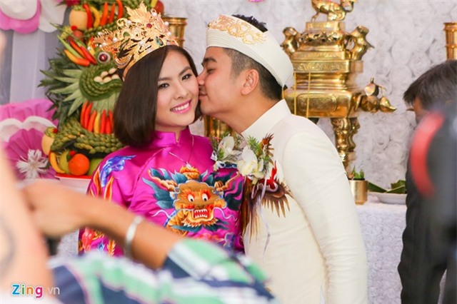 Ông xã Vân Trang diện áo dài truyền thống trong lễ vu quy