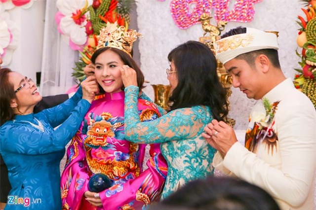 Ông xã Vân Trang diện áo dài truyền thống trong lễ vu quy